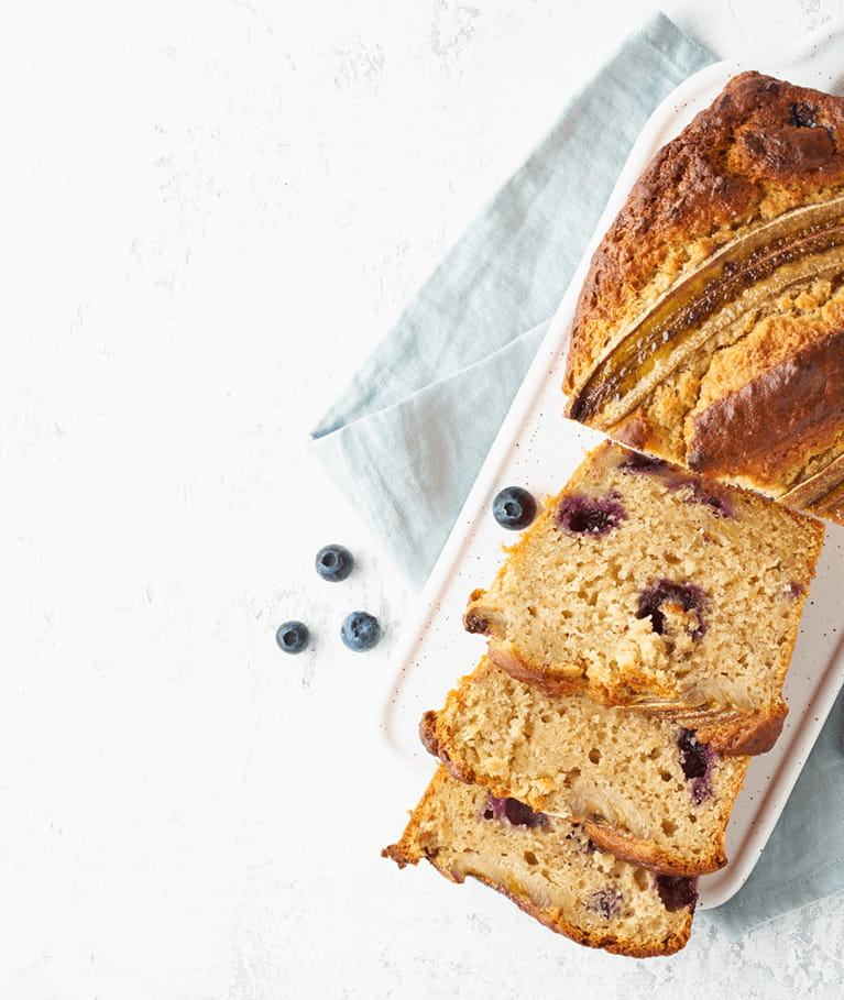 homemade-banana-bread-bakeder-cake-top-view-white-ta-NNW38MF_03-fn.jpg